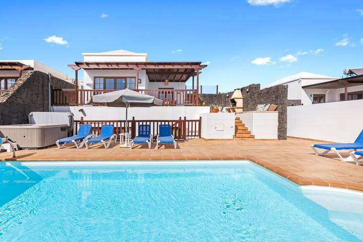 Villa für 8 Personen, mit Balkon und Whirlpool sowie Garten in Yaiza, Lanzarote