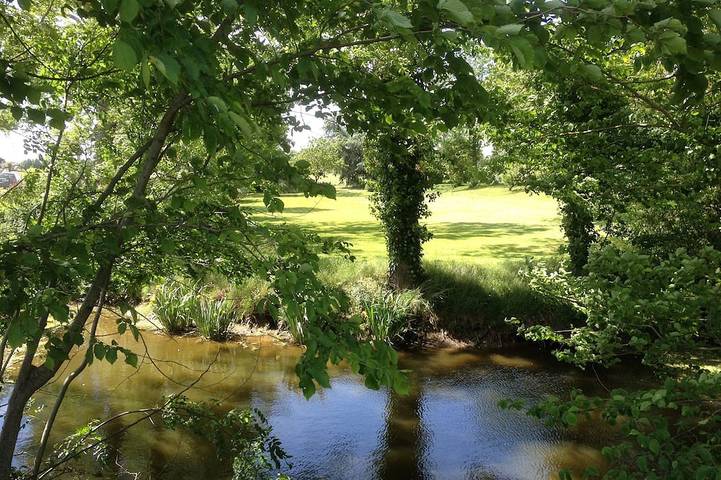 Gîte pour 4 personnes, avec terrasse et jardin à Férolles