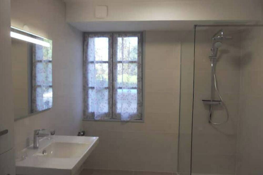 Petit logement de plain-pied accessible Pmr, 2* in Caylus, Tarn-et-Garonne