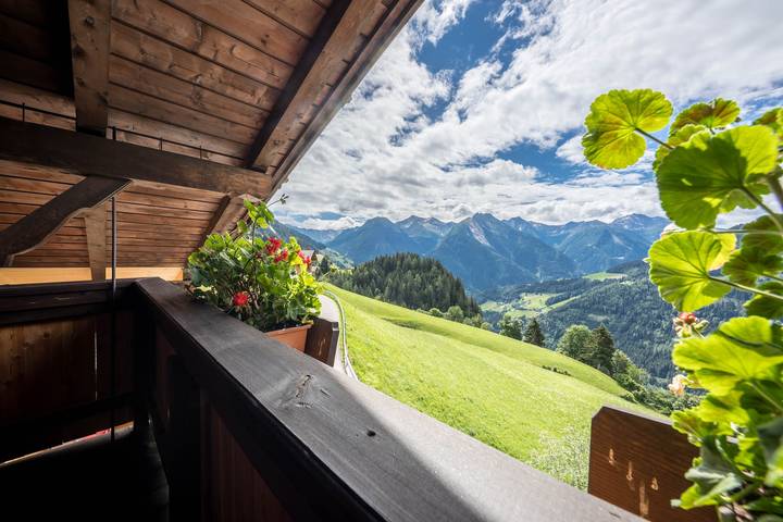 Ganze Wohnung, Ferienwohnung ,,Wasserfall Jogglanderhof" mit Bergblick, privatem Sonnenbalkon und Wlan in Stuls, Moos in Passeier