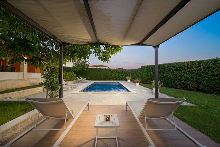 Villa pour 4 personnes, avec piscine ainsi que jardin et terrasse à Barbariga - 2