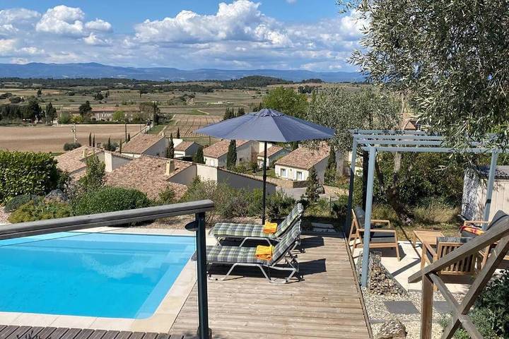 Location de vacances pour 4 personnes, avec piscine ainsi que vue et jardin à Montbrun-des-Corbières
