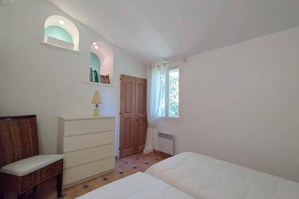 Pretty House With Garden In Residence With Swimming Pool in Antibes, Mittelmeerküste (Frankreich)