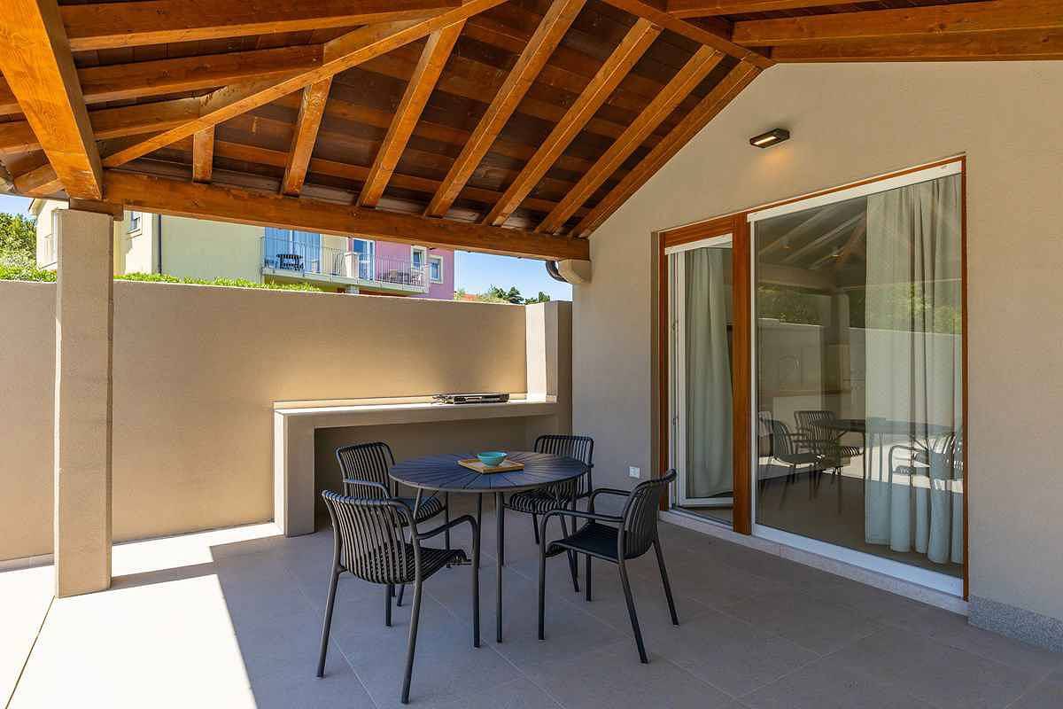 Willa z odkrytym basenem i blisko plaży in Premantura, Południowe Wybrzeże Istrii