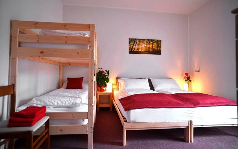 Chambre d’hôte pour 3 personnes, avec Balcon et Jacuzzi ainsi que Terrasse et Jardin à Cavareno