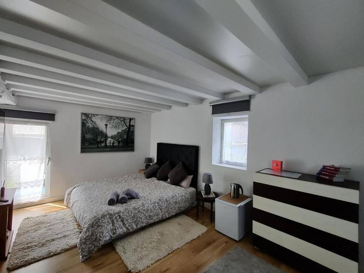 Geheel vakantieappartement, Deluxe Double Room with Balcony in Bilbao, Biskaje