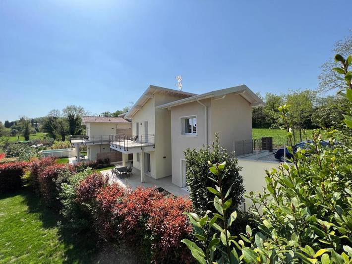 Villa per 10 persone, con giardino e panorama nonché vista lago e piscina in Padenghe sul Garda