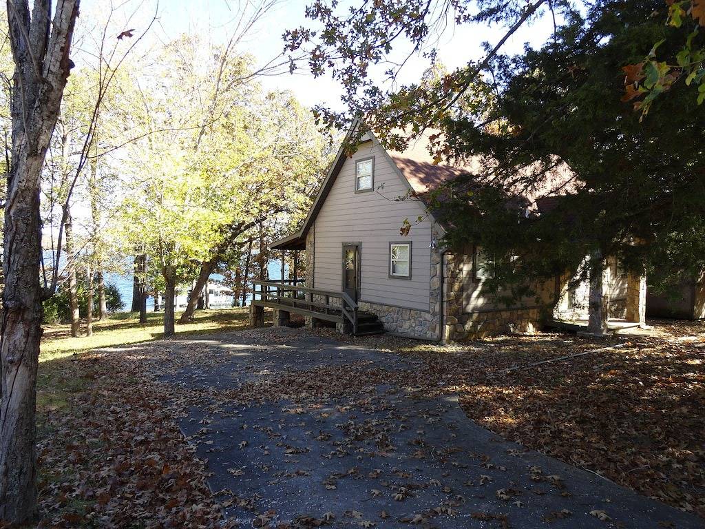 Shady Rock 1 - Lakefront mit einem einfachen Spaziergang zum See. Gehen Sie zum Schwimmbad! in Beaver Lake