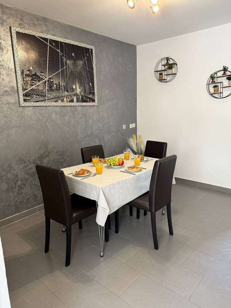 Ganze Wohnung, Neu renoviertes Apartment mit Außenterrasse in Malinska-Dubašnica, Krk