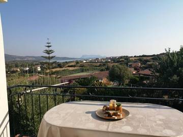 Location de vacances pour 4 personnes, avec vue ainsi que jardin et terrasse à Tanaunella