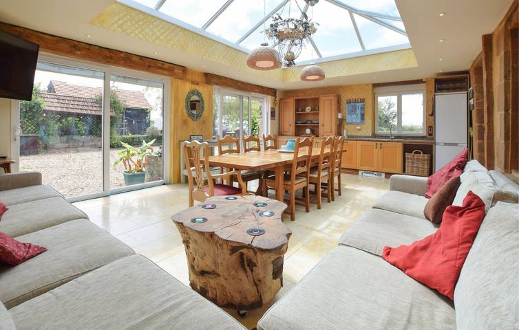 Cozy Apartment with River View, WiFi & Parking in Vire Normandie, Vire region