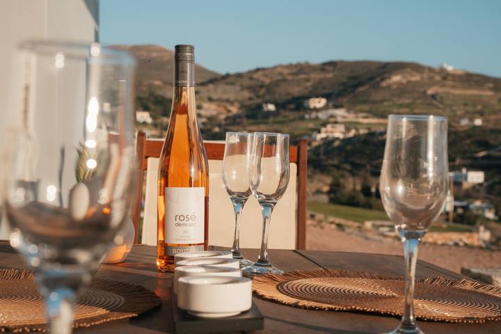 Hel lejlighed, Mont' Rock Villas 3 Holiday Home with Sea View, Wi-Fi, and Air Conditioning in Poseidonia, Syros