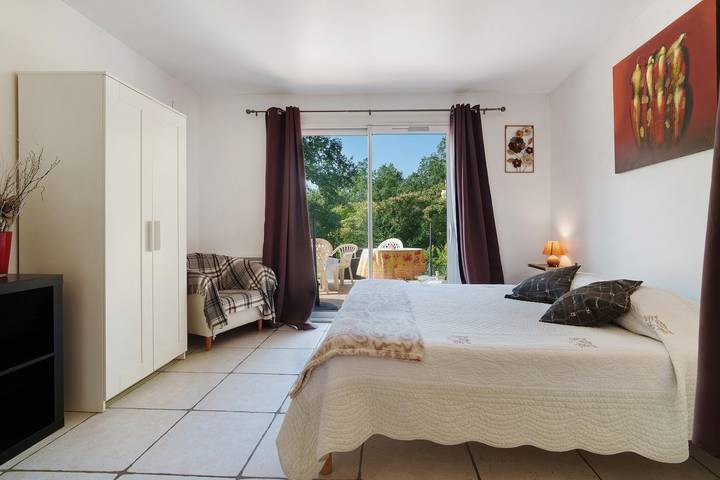 Bed and Breakfast 'Chambre Chocolat' with Shared Pool, Shared Terrace and Wi-Fi in Saint-André-d'Allas, Périgord Noir