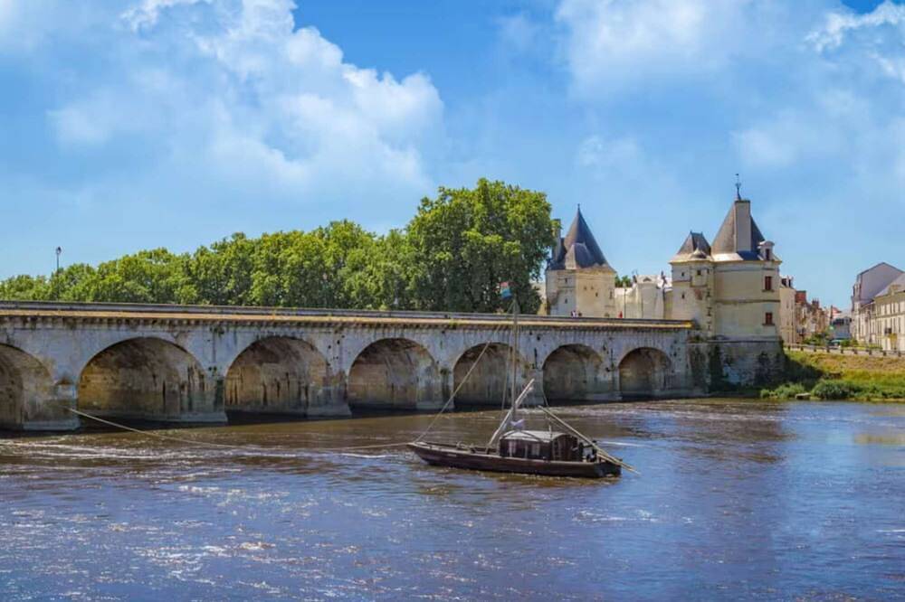 Appartement entier, Studio lumineux 2 pers. | Centre-ville & confort | Parking à proximité in Châtellerault, Vienne (France)