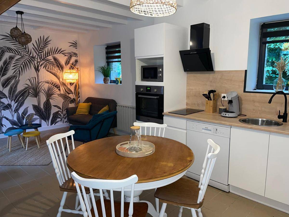 Three-Bedroom House in Plouguernével, Région de Guingamp