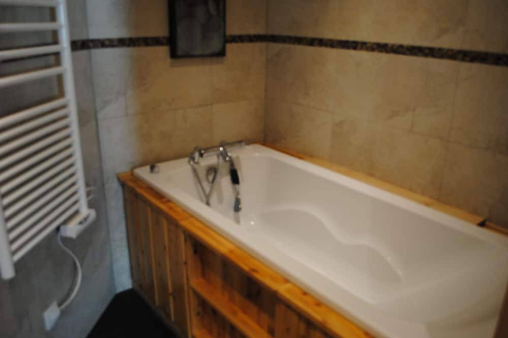 Entire apartment, 75 / 5 000\nvery nice apartment at the foot of the slopes and the sports center in Val Thorens, Les Trois Vallées