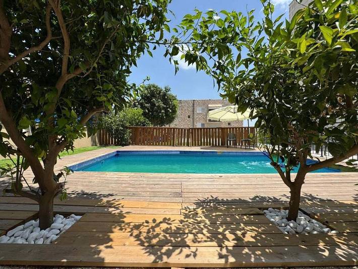 Appartement de vacances pour 45 personnes, avec piscine ainsi que vue sur le lac et jardin, animaux acceptés