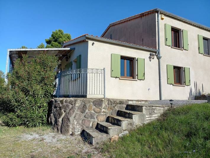 Gîte pour 4 personnes, avec piscine à Chambonas