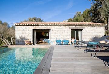 Cottage pour 4 personnes, avec terrasse ainsi que jardin et piscine à Figari