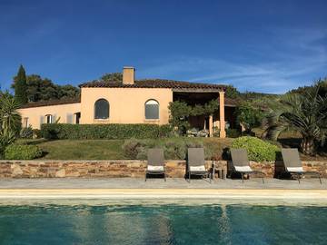 Location de vacances pour 2 personnes, avec jardin et piscine à Le Plan-de-la-Tour