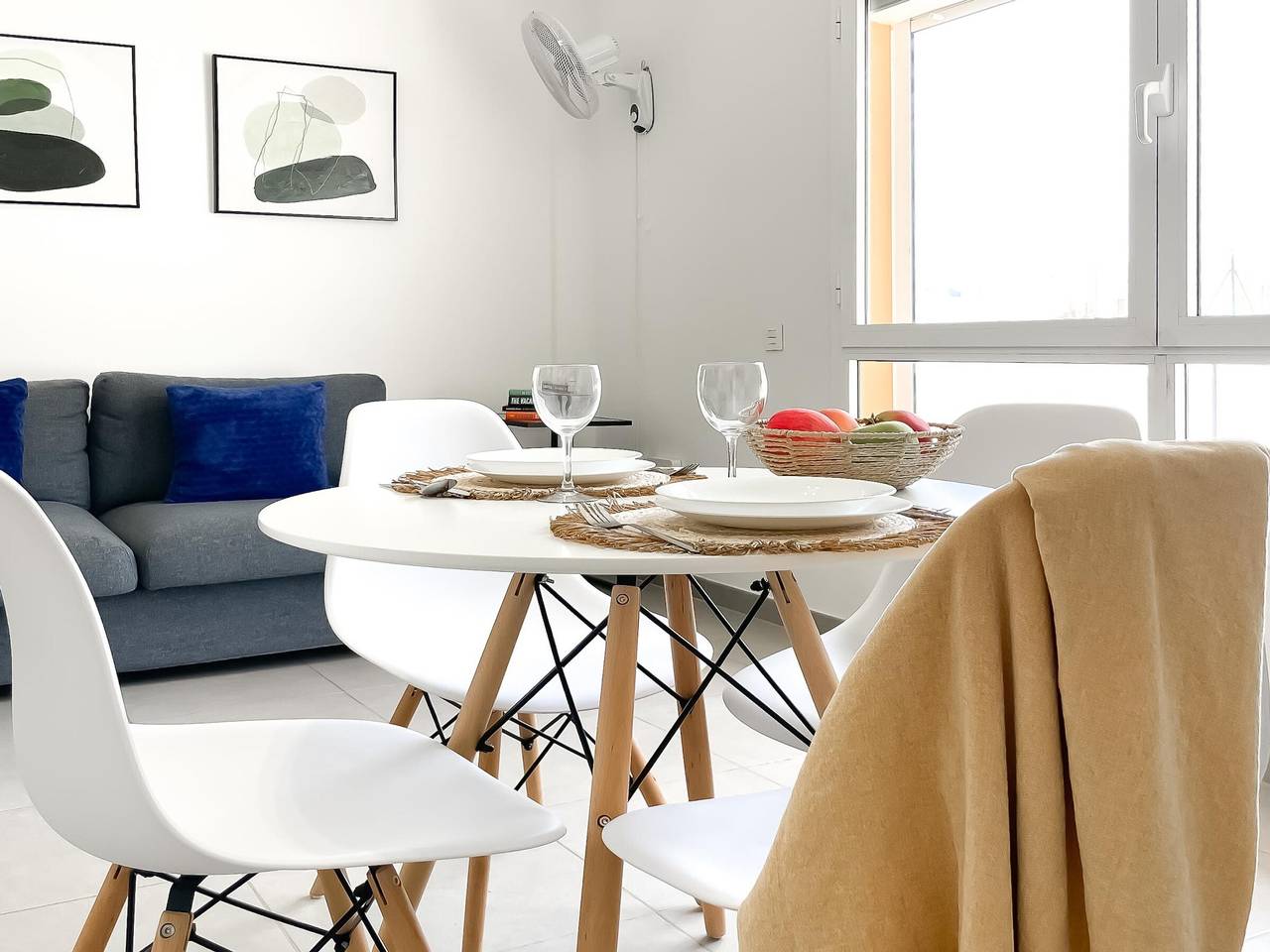 Entire apartment, Cozy Coastal Retreat: 2Br Apartment with Modern Amenities and Free Parking, 600m from Beach in Corralejo, La Oliva