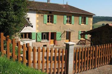 Gîte pour 12 personnes, avec jardin à Écoche