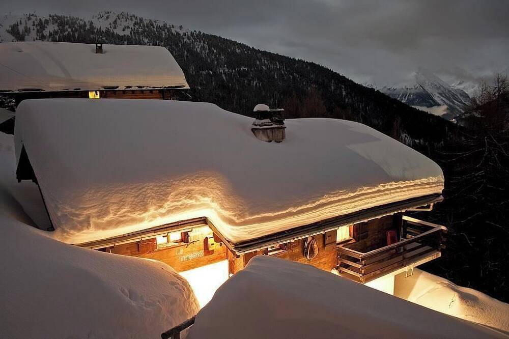 Charmant chalet, à deux pas du village et du bus navette, idéal pour 4 personnes. Très belle vue, or in Chandolin, Anniviers