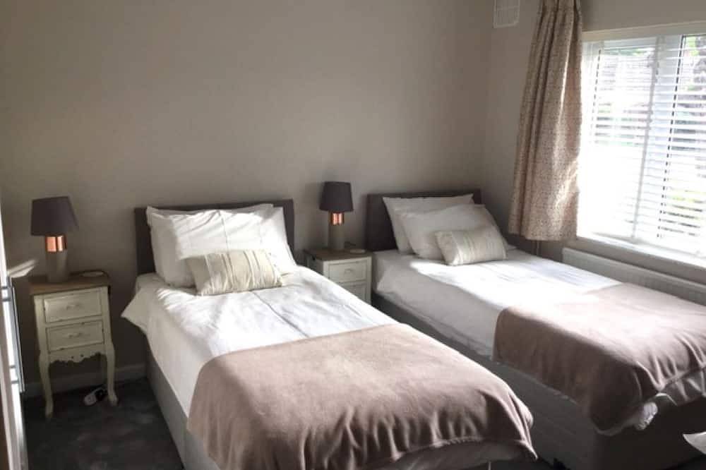 4 bedroom, 3 bath, walk to the beach, golf, shops, pubs. New Forest 3 miles. in Dorset