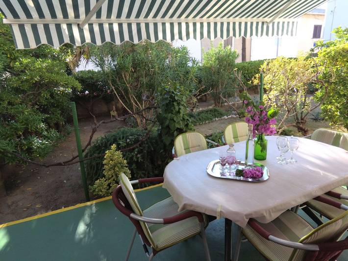Ganze Wohnung, Große Ferienwohnung in Pag mit Privater Terrasse in Pag Stadt, Pag