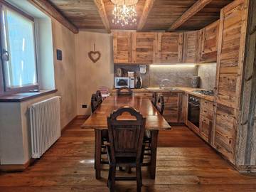Gîte pour 9 personnes, avec jardin et vue dans Antagnod