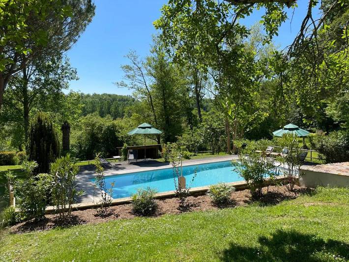 Location de vacances pour 6 personnes, avec vue ainsi que piscine et terrasse à Nérigean