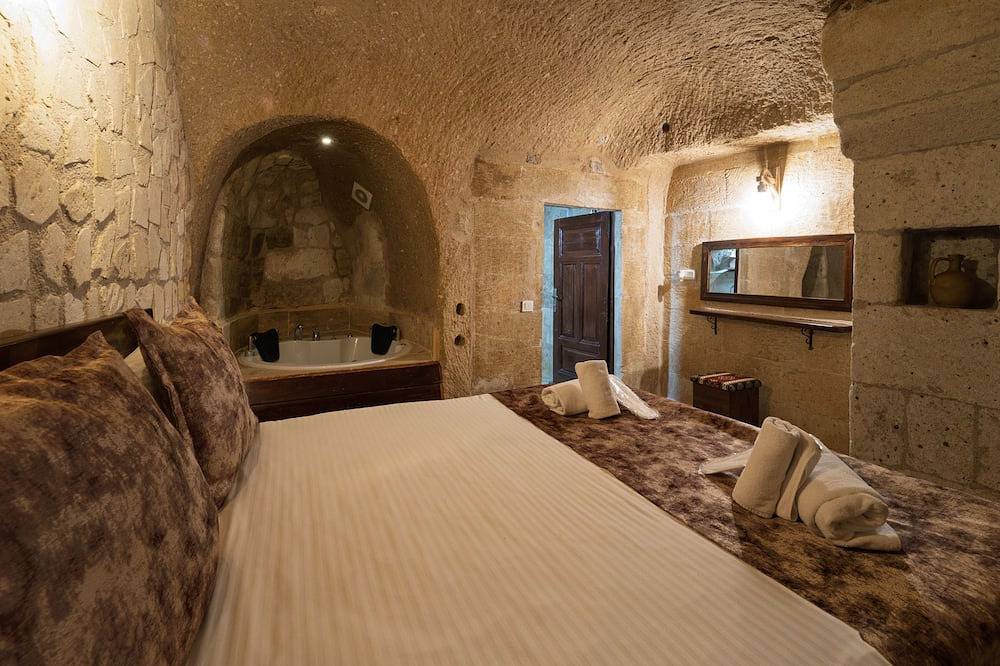 Romantic Cave Room with Jacuzzi, Terrace & Balloon View in Uçhisar, Nevşehir