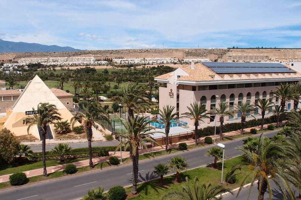 Entire apartment, Central Apartment. Fantastic views of golf course/mountains. Free Parking/Wifi in Marina (Almerimar), El Ejido