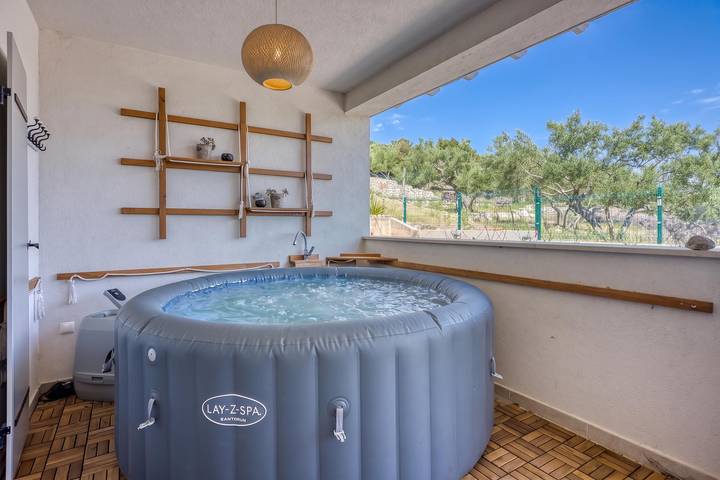 Ferienwohnung für 5 Personen, mit Balkon und Terrasse sowie Kinderpool in Sveti Jakov