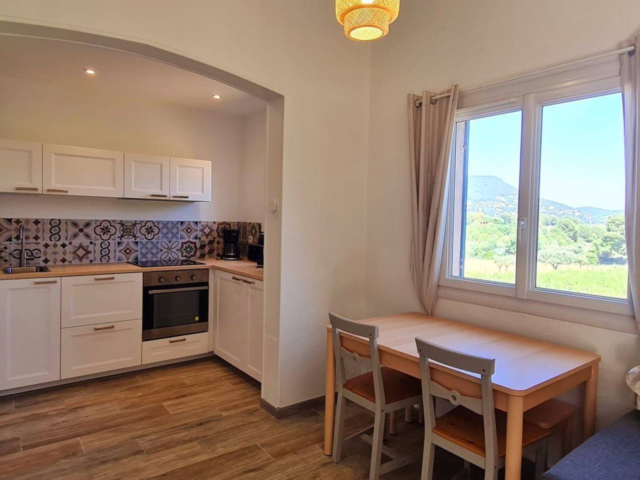 Im Herzen der Weinberge, schattige Terrasse umgeben von Grün, Pool in Le Pradet, Region de Toulon