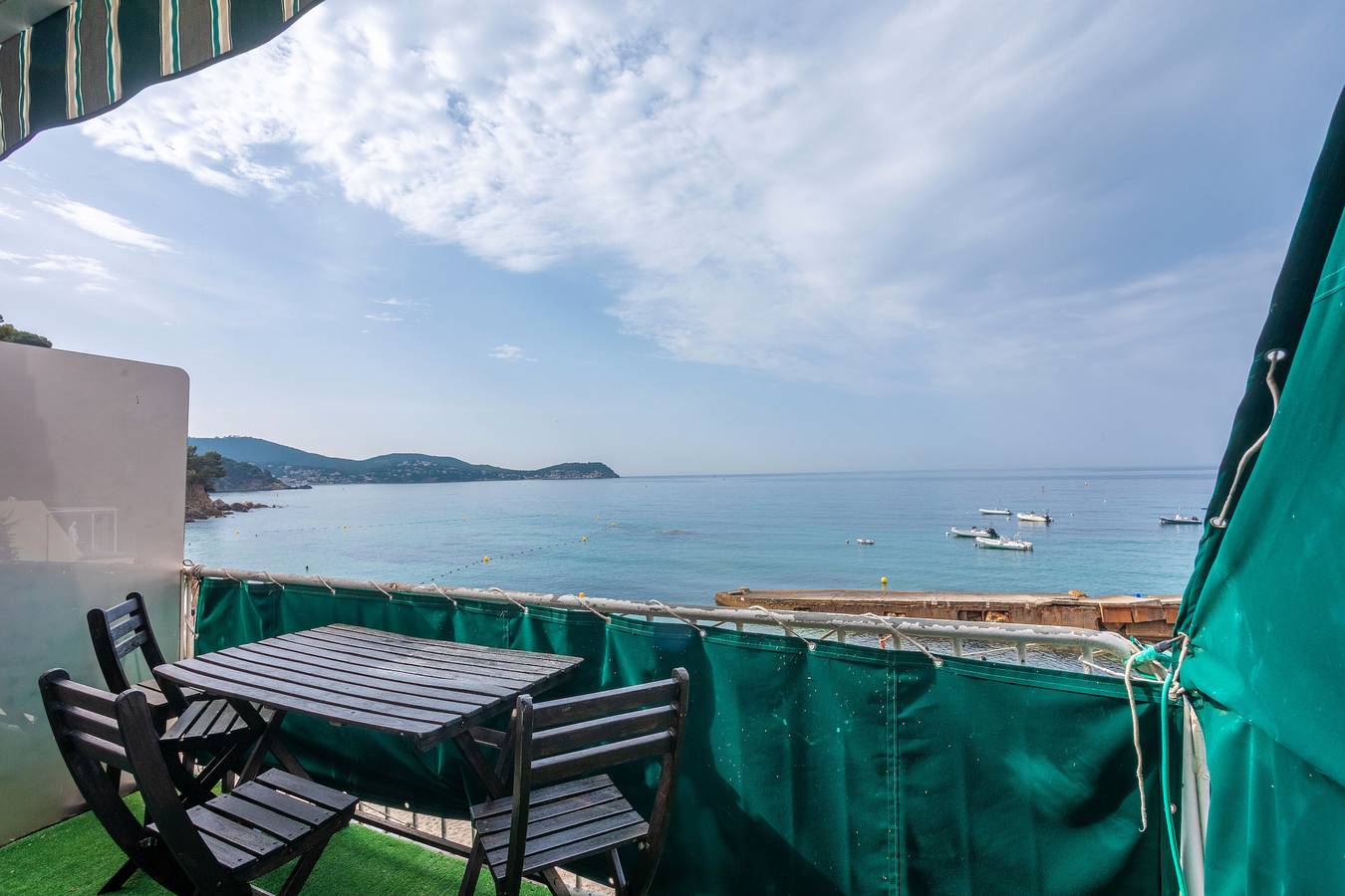 Apartamento entero, Apartamento 'Porte Rouge 3' con vistas al mar in Region de Toulon