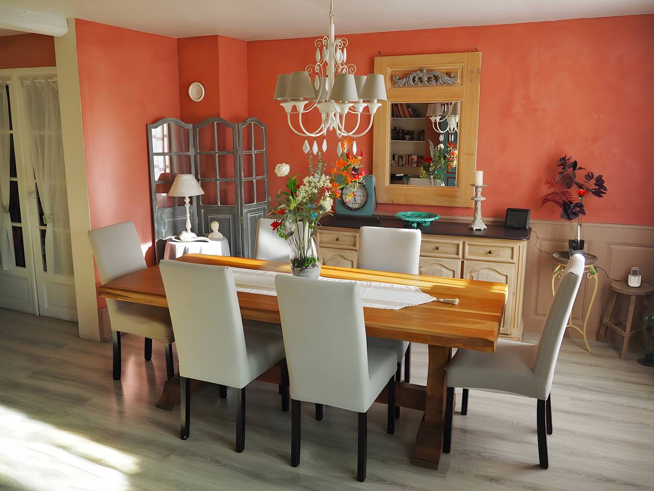 Chambre d’hôtes « Demeure D’antan - Chambre Esmeralda » avec terrasse et jardin partagés, Wi-Fi in Beblenheim, Région de Ribeauvillé