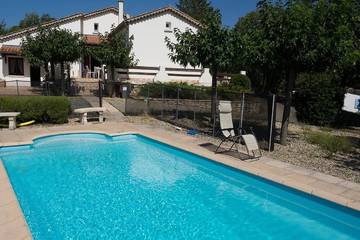 Gîte pour 4 personnes, avec jardin ainsi que terrasse et piscine, animaux acceptés à Uzer