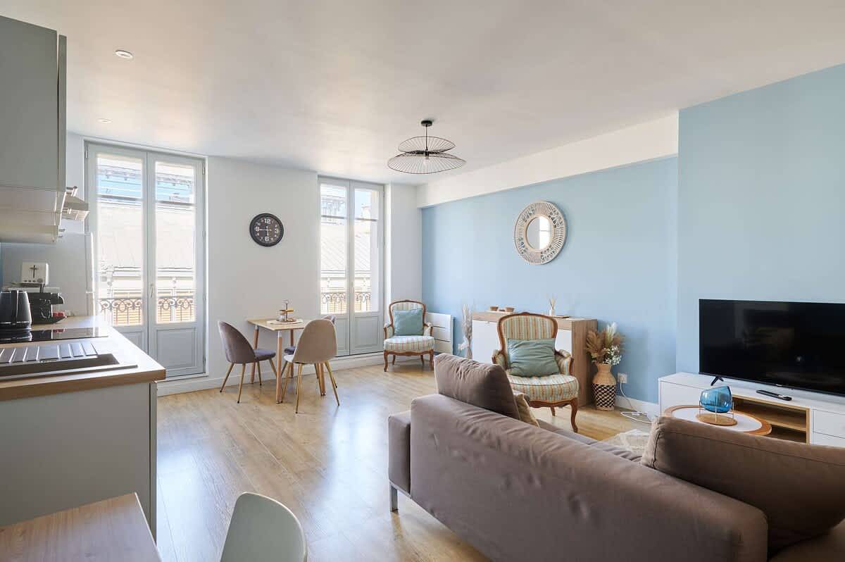 Appartement entier, Elegant flat with Les Halles View & Ac in Béziers, Côte méditerranéenne (France)