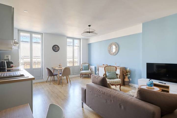 Entire apartment, Elegant flat with Les Halles View & Ac in Béziers, Mediterranean Coast (France)