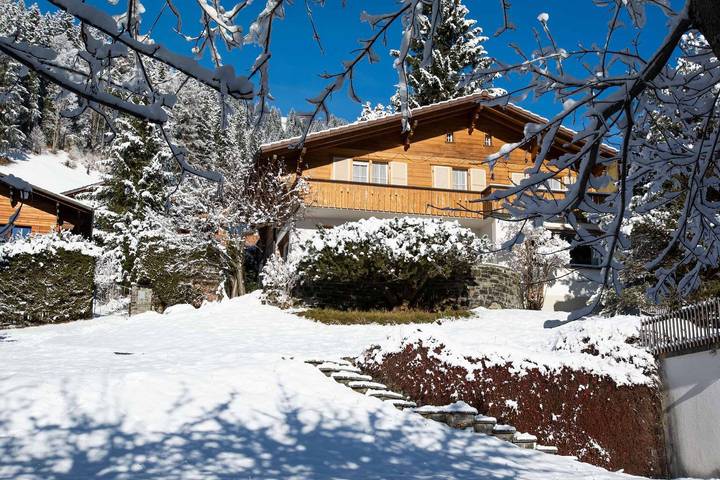 Ferienhaus für 7 Personen, mit Balkon und Terrasse sowie Garten und Ausblick in Adelboden