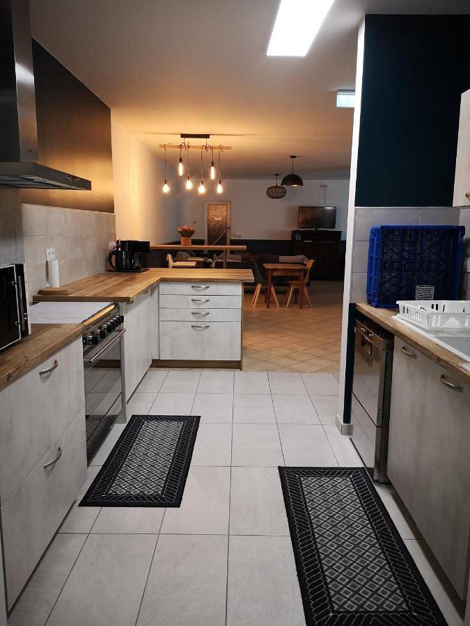 Location de vacances pour 2 personnes, avec terrasse ainsi que vue et jardin à Avajan - 2