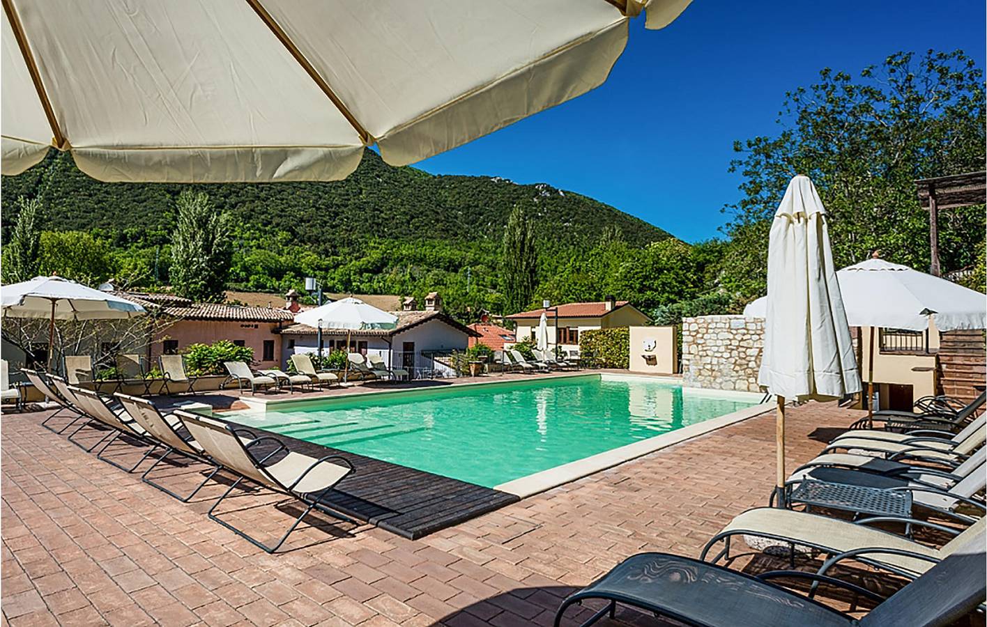 Appartamento intero, Appartamento con giardino e piscina con parcheggio e aria condizionata in Foligno, Perugia e dintorni