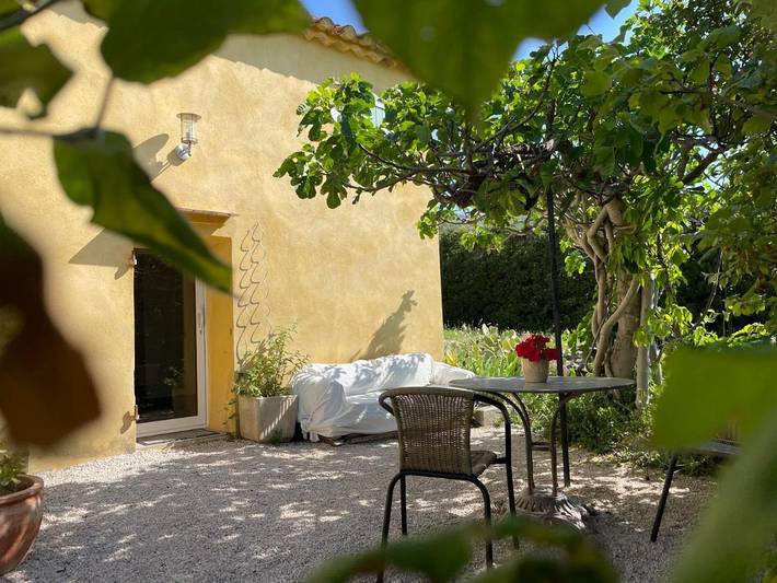 Location de vacances pour 3 personnes, avec jardin ainsi que piscine et vue à Puyloubier - 3