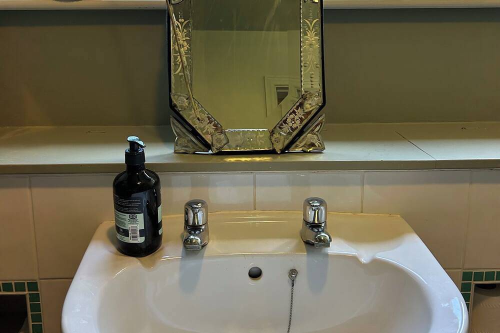 Entire apartment, The Warwick Room, a charming small studio perfect for a single person or couple. in Warwick, Warwickshire