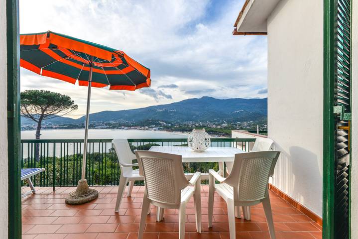 Appartamento intero, Appartamento 'Casa Clara' con vista mare, terrazza e Wi-Fi in Marina di Campo, Campo nell'Elba