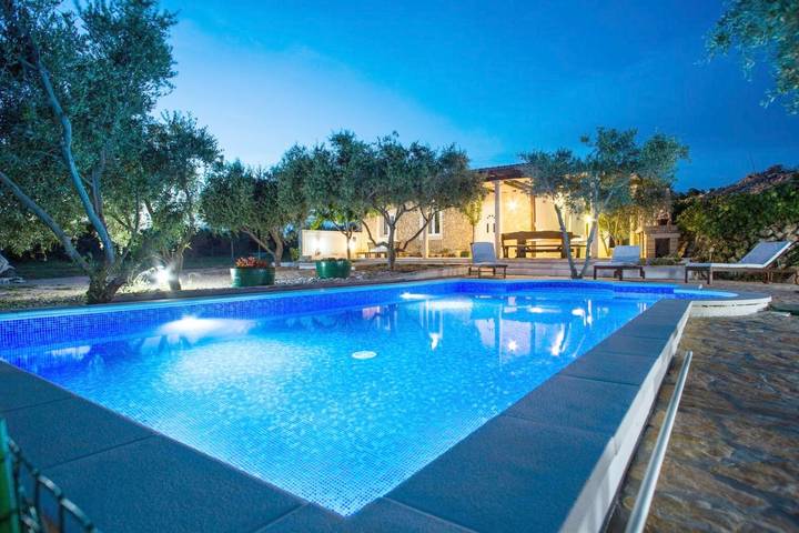 Villa voor 7 personen, with tuin and zwembad as well as uitzicht in Novalja