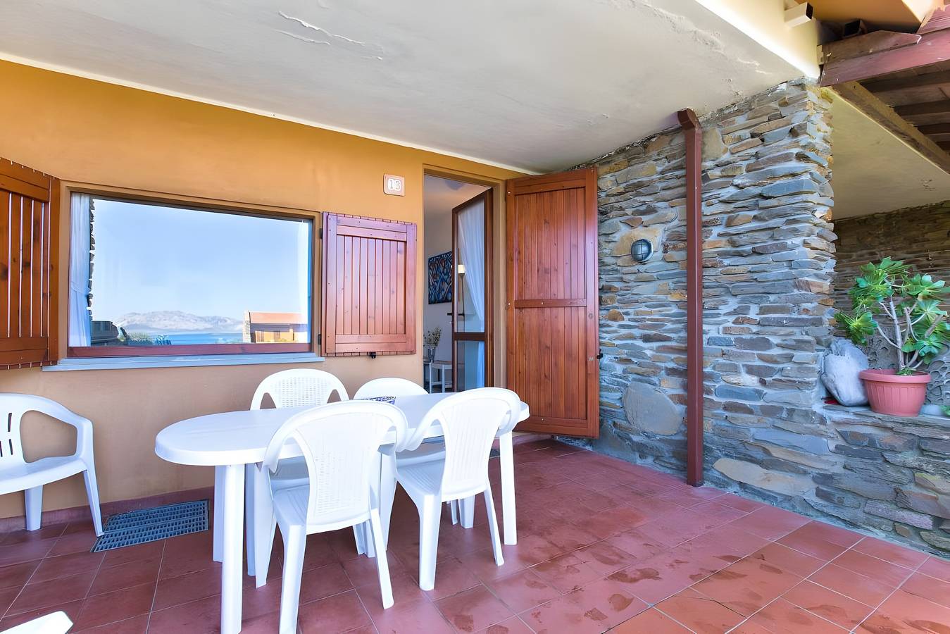 Casa Vacanze 'I Lentischi C13' con vista mare, terrazza privata e aria condizionata in Stintino, Nurra