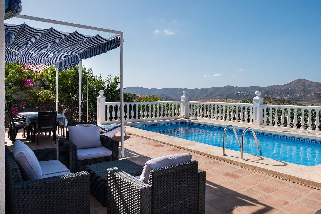 Villa "Puesta del Sol" con vistas al lago, piscina privada y Wi-Fi in Viñuela, Provincia de Málaga