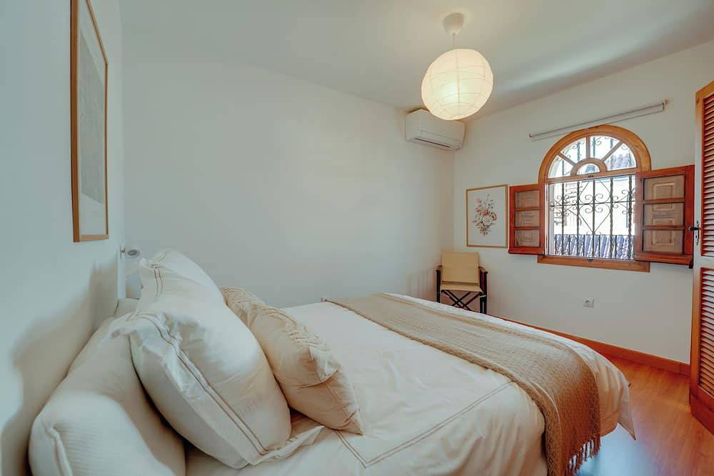 5-Bedroom Villa with Private Heated Pool, Garden in Islantilla, Costa de la Luz in Urbasur, Isla Cristina